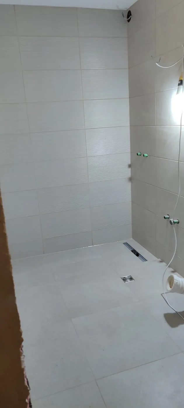 Tuš prostor sa krem pločicama, podnim sifonom i linijskom kanalicom u podu, Novi Beograd